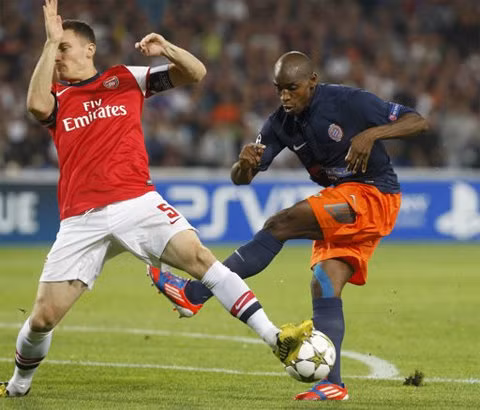 Arsenal (đỏ trắng) đã phải chiến đấu cật lực trước Montpellier.