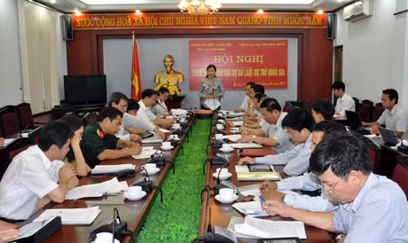 Đồng chí Đỗ Thị Hoàng, Phó Bí thư Thường trực Tỉnh uỷ, Trưởng Đoàn ĐBQH tỉnh phát biểu tại hội nghị