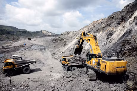 Bóc xúc đất đá tại khai trường Công ty CP Than Hà Tu - Vinacomin. Ảnh: Đỗ Giang