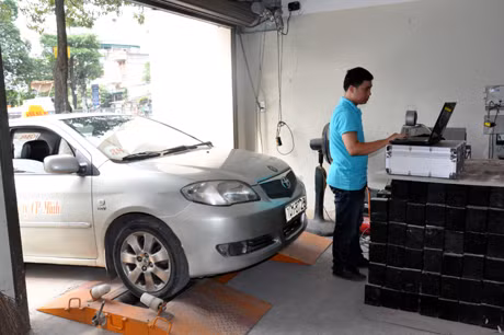 Sau khi Trung tâm kỹ thuật TC-ĐL-CL đi vào hoạt động sẽ đáp ứng tốt hơn nhu cầu của tổ chức, doanh nghiệp. (Trong ảnh: Kiểm định taximet tại Chi cục TC-ĐL-CL tỉnh).
