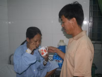Anh Trí đang chăm sóc vợ trong bệnh viện
