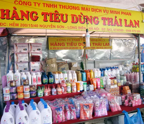 Một gian hàng tiêu dùng Thái Lan có mặt tại Hội chợ người Việt ưu tiên dùng hàng Việt tổ chức tại thị xã Quảng Yên.