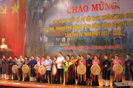 Các đại biểu dựu hội nghị tặng hoa cho Đoàn dân ca quan họ Bắc Ninh