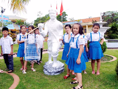 Tượng Kim Đồng ở Trường Tiểu học Quyết Thắng (Đông Triều). Ảnh: Xuân Quảng (CTV)