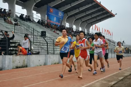 Các VĐV thi đấu ở cự ly 1.500m tại giải điền kinh học sinh năm học 2011-2012.