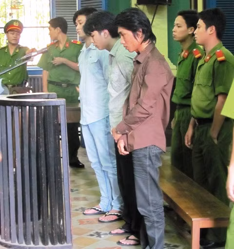Minh Trung đứng giữa chực ngã quỵ khi nghe tuyên án tử hình