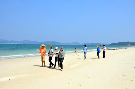 Đoàn khảo sát thực tế tại bãi tắm Hồng Vàn (Cô Tô)