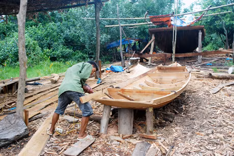 Làng nghề đóng tàu thuyền thôn Làng Mới (Nam Sơn, Ba Chẽ) chủ yếu là đóng những con thuyền độc mộc.