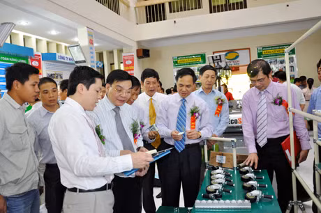 Lãnh đạo Bộ KHCN và tỉnh tham quan Sàn Giao dịch Công nghệ và thiết bị tỉnh trong ngày khai trương (8-8-2012).
