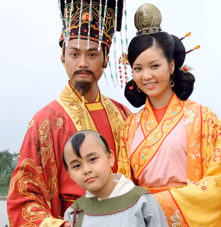 Phim "Thái Tổ Lý Công Uẩn - Đường tới thành Thăng Long" bị chê vì trang phục của diễn viên giống Trung Quốc quá.