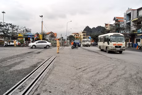Nút giao thông ngã 3 Cẩm Đông (TP Cẩm Phả) còn rất nhiều bất cập cần được cải tạo nâng cấp đảm bảo an toàn cho người và phương tiện lưu thông.