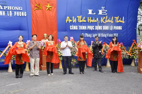 Các đại biểu cắt băng khánh thành công trình.