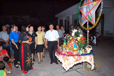 Đồng chí Trần Xuân Cương, Ủy viên Thường trực HĐND tỉnh tặng quà Trung thu cho trẻ em xã Cẩm Hải.