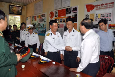 Phó Thủ tướng Chính phủ Nguyễn Xuân Phúc thăm và làm việc với CBCS Cảng vụ Vạn Hoa (Vân Đồn).