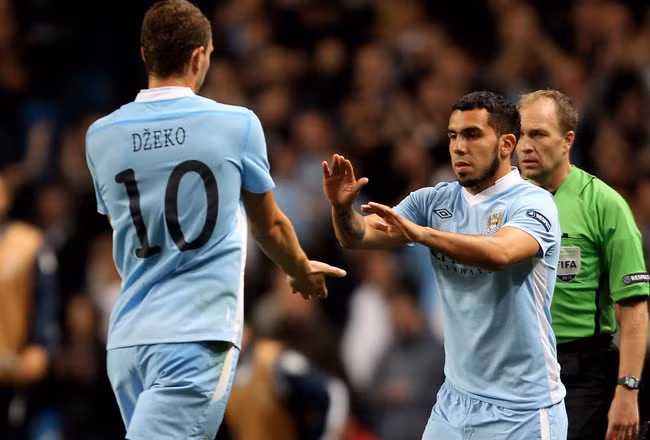 Man City nên giữ Tevez hay Dzeko?
