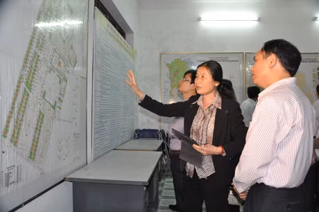 Đồng chí Đỗ Thị Hoàng, Phó Bí thư Thường trực tỉnh ủy trao đổi với lãnh đạo xã Quảng Minh về Bản đồ quy hoạch tổng thể không gian kiến trúc của xã Quảng Minh