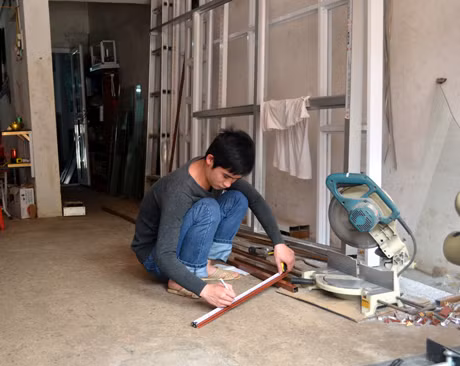 Nguyễn Duy Tuấn với công việc hàng ngày tại xưởng cơ khí do anh làm chủ.
