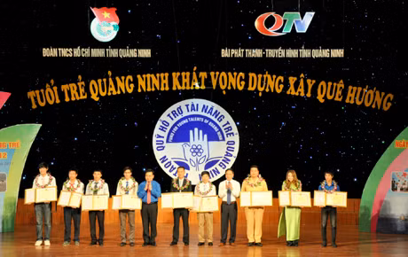 Đồng chí Đặng Huy Hậu, Phó Chủ tịch UBND tỉnh và đ/c Hoàng Bá Nam, Bí thư Tỉnh Đoàn trao vòng nguyệt quế, Bằng khen của UBND tỉnh cho 10 gương mặt trẻ tiêu biểu của tỉnh năm 2012