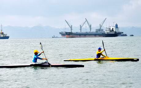Các VĐV đội tuyển đua thuyền Canoing nỗ lực luyện tập để có thành tích thi đấu tốt tại Đại hội TDTT toàn quốc lần thứ 7.