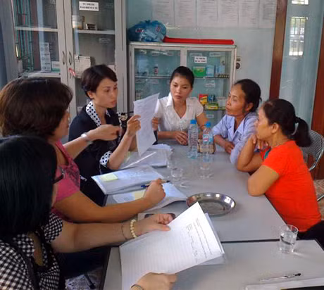 Cán bộ Trung tâm DS-KHHGĐ TP Móng Cái bàn các giải pháp nhằm giảm tỷ số giới tính khi sinh xuống mức thấp nhất.