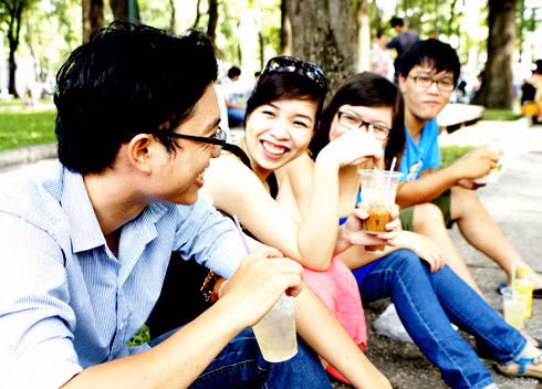 Nhiều người Sài Gòn ngồi uống cafe ngoài trời trong dịp nghỉ lễ. Ảnh: Cao Lâm.