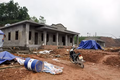 Tuy nhiên, đến thời điểm này tiến độ dự án quá chậm, hiện mới san lấp được 79.000m3, đạt 79% tổng khối lượng san nền; đang hoàn thiện xây dựng nhà văn hoá và khu trường học