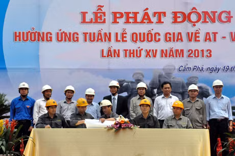 Đại diện các phân xưởng Công ty TNHH MTV Than Dương Huy ký giao kết thi đua.