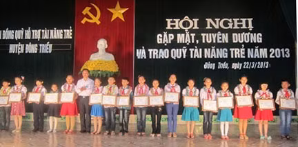 Nhà giáo ưu tú Lưu Xuân Giới, Trưởng Phòng GD&ĐT huyện trao quỹ cho các tài năng trẻ trong lĩnh vực học tập
