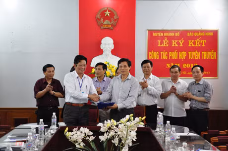 Báo Quảng Ninh và huyện Hoành Bồ tổ chức ký kết chương trình