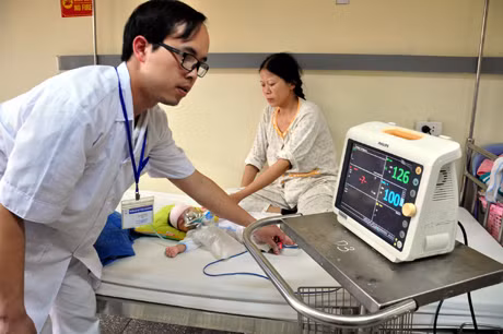 Bác sĩ Khoa Nhi Bệnh viện Việt Nam - Thụy Điển Uông Bí theo dõi sức khoẻ bệnh nhân.