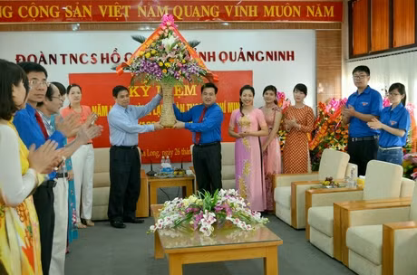Đồng chí Phạm Minh Chính, Uỷ viên T.Ư Đảng, Bí thư Tỉnh uỷ đến tặng hoa chúc mừng Tỉnh Đoàn nhân dịp 26-3.