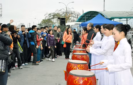 Tiết mục biểu diễn Trống hội do Đoàn NT Chèo Quảng Ninh biểu diễn phục vụ du khách tại Cảng tàu du lịch Bãi Cháy trong dịp Tết Quý Tỵ 2013.