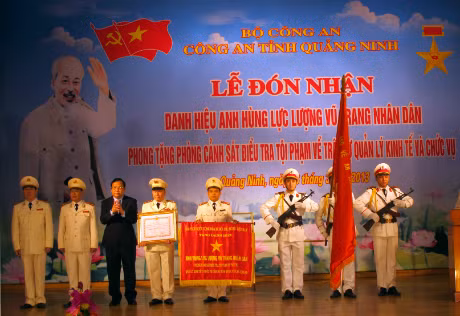 Thay mặt lãnh đạo Đảng và Nhà nước, đồng chí Huỳnh Ngọc Sơn đã trao quyết định phong tặng danh hiệu Anh hùng LLVT nhân dân cho CBCS Phòng PC46.