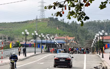 Cầu Trới mới (Hoành Bồ) khánh thành cuối năm 2012, là một trong những công trình hạ tầng quan trọng phục vụ nâng cấp đô thị thị trấn Trới. Ảnh: Thái Cảnh