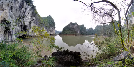 Hồ trong động Ba Hang được núi đá bao quanh. Hồ trong động Ba Hang được núi đá bao quanh.