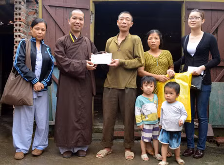 Sư thầy Thích Tâm Tịnh thăm và trao quà cho gia đình chị Vũ Thị Lâm (xã Hiệp Hoà, Quảng Yên)