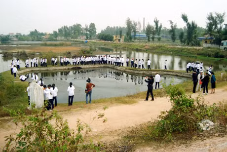 Các em học sinh Trường THCS Bãi Cháy tham quan di tích lịch sử Bãi cọc Bạch Đằng, TX Quảng Yên. Ảnh: CTV