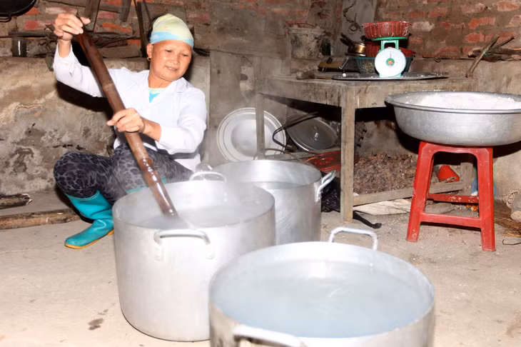 Dong được được nấu và đánh nhuyễn. Dong được được nấu và đánh nhuyễn.