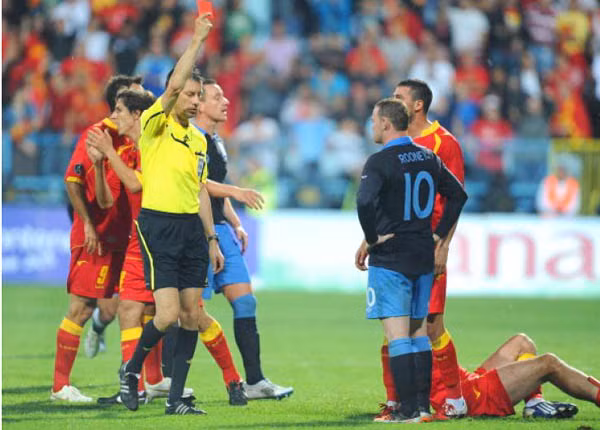 17 tháng trước, Rooney đã mắc một sai lầm ngu ngốc ở Podgorica