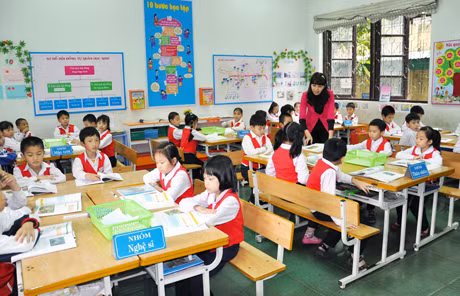 Với mô hình “Trường học mới Việt Nam” (VNEN), học sinh được sắp xếp chỗ ngồi theo nhóm. Ảnh: Giờ học của lớp 2C, Trường Tiểu học Hà Lầm (TP Hạ Long).