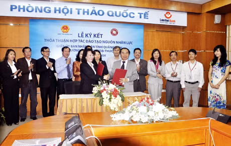 Đồng chí Vũ Thị Thu Thủy, Phó Chủ tịch UBND tỉnh ký kết thỏa thuận hợp tác đào tạo với Trường Đại học Ngoại thương Hà Nội, giai đoạn 2012-2020. (Ảnh chụp ngày 14-11-2012). Ảnh: PHAN HẰNG