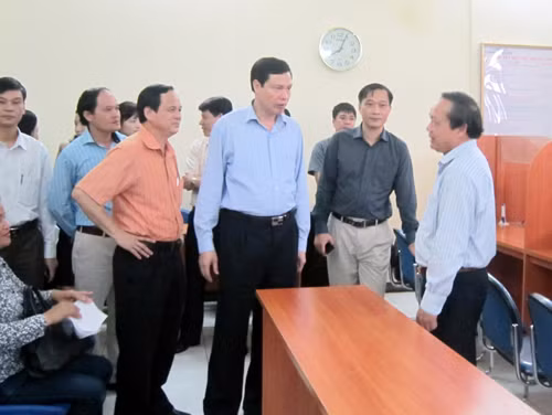 Đ/c Nguyễn Đức Long và các thành viên trong đoàn thăm trụ sở tạm thời Trung tâm DVHCC của Thành phố.