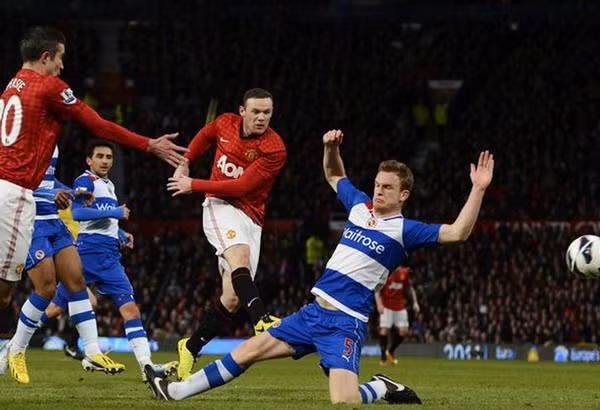 Rooney đã ghi một bàn thắng khá may mắn vào lưới Reading - Ảnh Getty