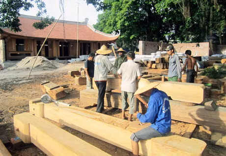Cán bộ, công nhân viên ra sức đẩy nhanh tiến độ công trình Dự án Khu văn hoá núi Bài Thơ.