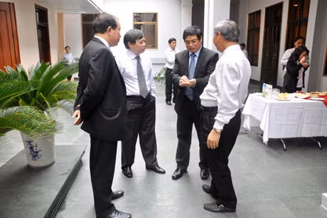 Đồng chí Phạm Minh Chính, Ủy viên T.Ư Đảng, Bí thư Tỉnh ủy trao đổi với lãnh đạo các bộ, ngành Trung ương về tình hình triển khai Đề án của tỉnh nhân lúc giải lao.