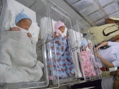 Hiện 5 bé được các bác sĩ chăm sóc đặc biệt tại khoa dưỡng nhi của bệnh viện