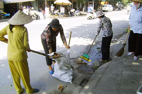 Phụ nữ khu 1, phường Hồng Hà (TP Hạ Long) tham gia dọn vệ sinh tại khu phố. Ảnh: Tư Liệu