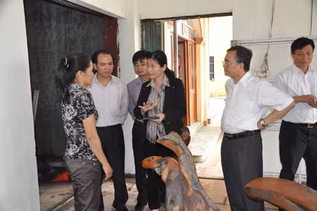 Trao đổi với Công ty TNHH Thuấn Quỳnh về tình hình sản xuất và tiêu thụ chè trên địa bàn huyện