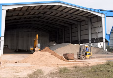 Bốc xúc nguyên liệu đốt tại Nhà máy nhiệt điện Cẩm Phả - Vinacomin.