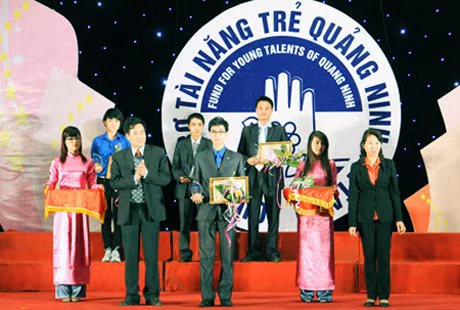 Anh Trần Quang Vinh (giữa) nhận giải thưởng Tài năng trẻ năm 2012.
